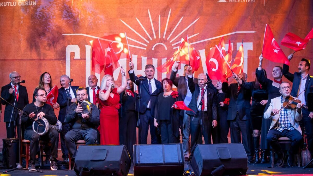 Başkan Tugay: Bayramları kutlamak en çok bu şehre yakışır