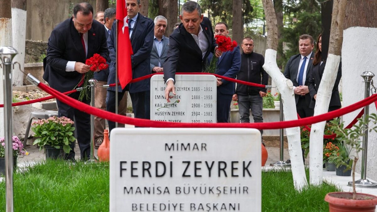 CHP lideri Özel’den Ferdi Zeyrek’in kabrine ziyaret