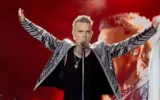 Sahnede bile kontrol edemiyor: Robbie Williams hastalığını açıkladı