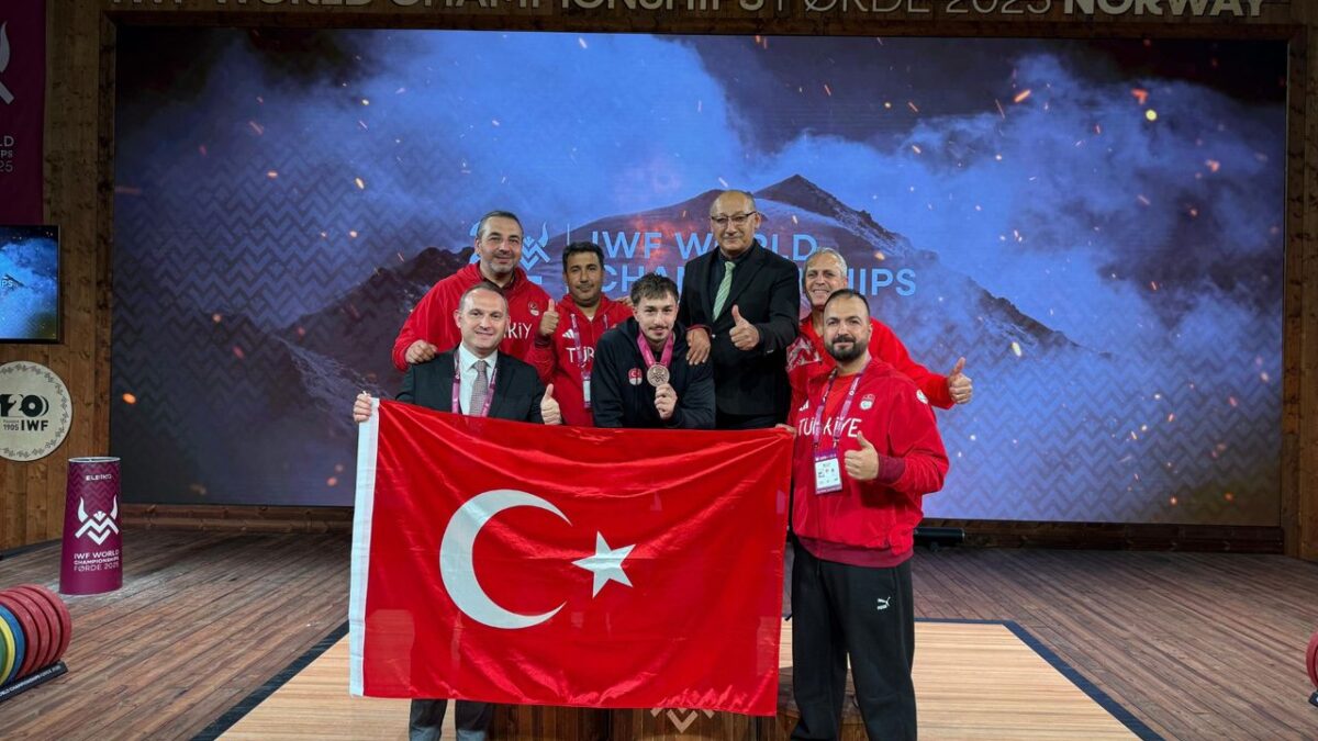 Dünya Şampiyonası’nda milli halterciler 2’si altın 5 madalya kazandı Dünya Şampiyonası’nda milli halterciler 2’si altın 5 madalya kazandı