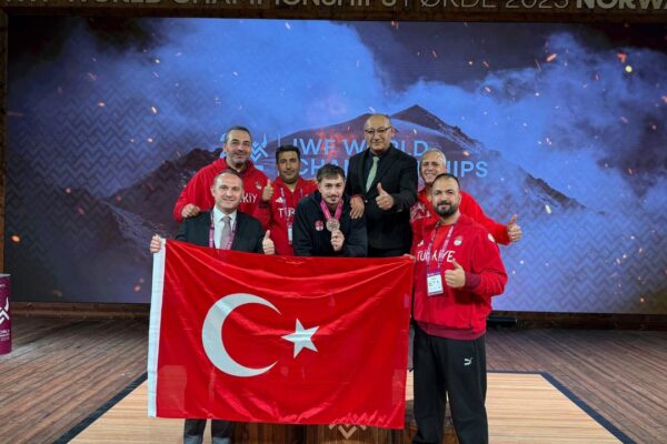 Dünya Şampiyonası’nda milli halterciler 2’si altın... Dünya Şampiyonası’nda milli halterciler 2’si altın...