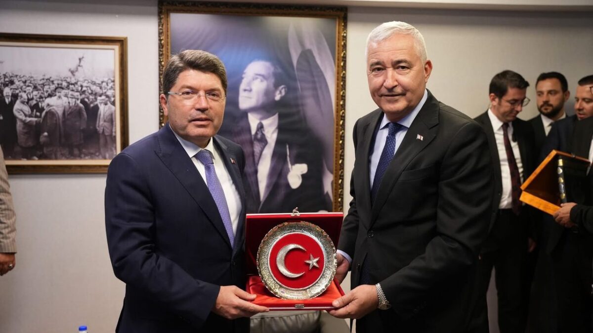 Bakan Tunç’tan CHP’li başkana sürpriz ziyaret! Bakan Tunç’tan CHP’li başkana sürpriz ziyaret!