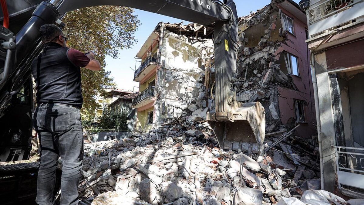 Kurum’dan ‘Sındırgı’ raporu: 127 bağımsız bölüm ağır hasarlı!