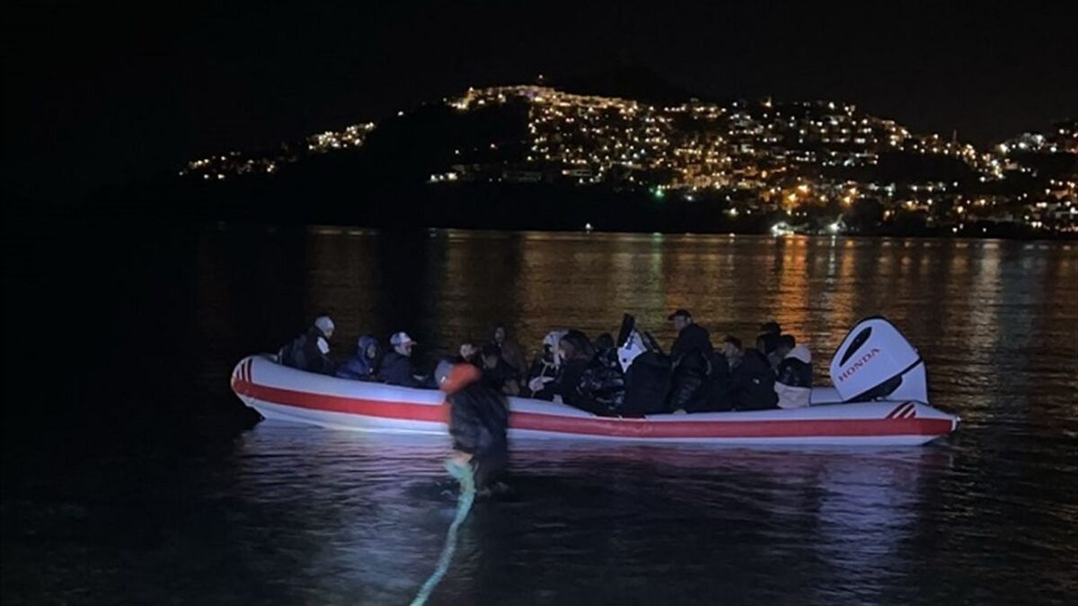 Bodrum açıklarında 30 düzensiz göçmen yakalandı Bodrum açıklarında 30 düzensiz göçmen yakalandı