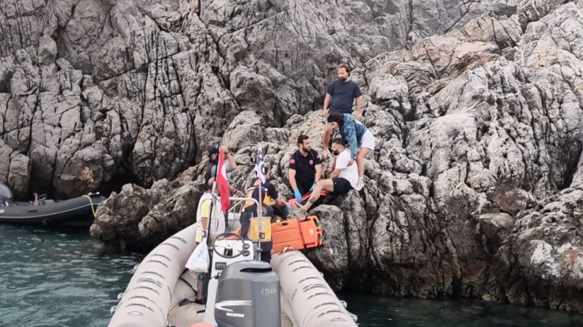 Bodrum’da bot kayalıklara çarptı: 4 yaralı Bodrum’da bot kayalıklara çarptı: 4 yaralı