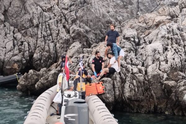 Bodrum’da bot kayalıklara çarptı: 4 yaralı