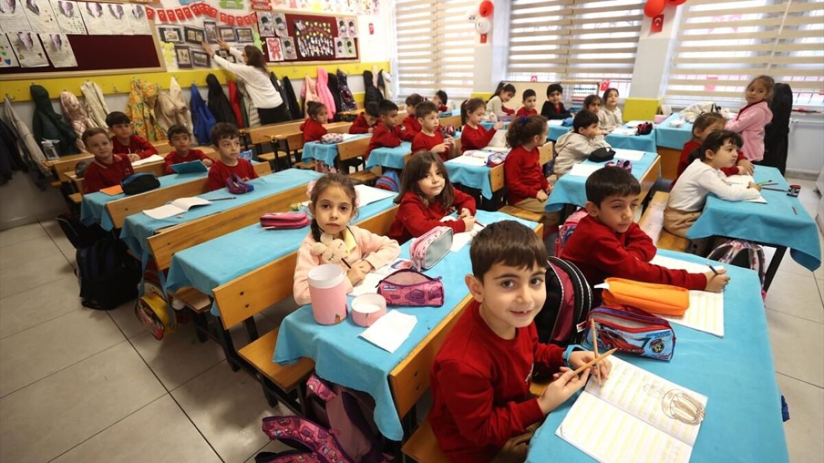 Öğrenciler ders başı yapacak… Ara tatil yarın sona eriyor Öğrenciler ders başı yapacak… Ara tatil yarın sona eriyor