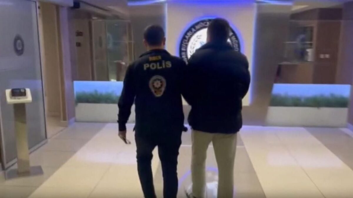 “Fal, büyü dolandırıcılığı” operasyonu: 42 şüpheli tutuklandı “Fal, büyü dolandırıcılığı” operasyonu: 42 şüpheli tutuklandı