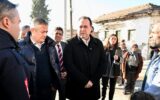 Besim Dutlulu’dan evi yanan aileye ziyaret: Yaraları hep birlikte saracağız Besim Dutlulu’dan evi yanan aileye ziyaret: Yaraları hep birlikte saracağız