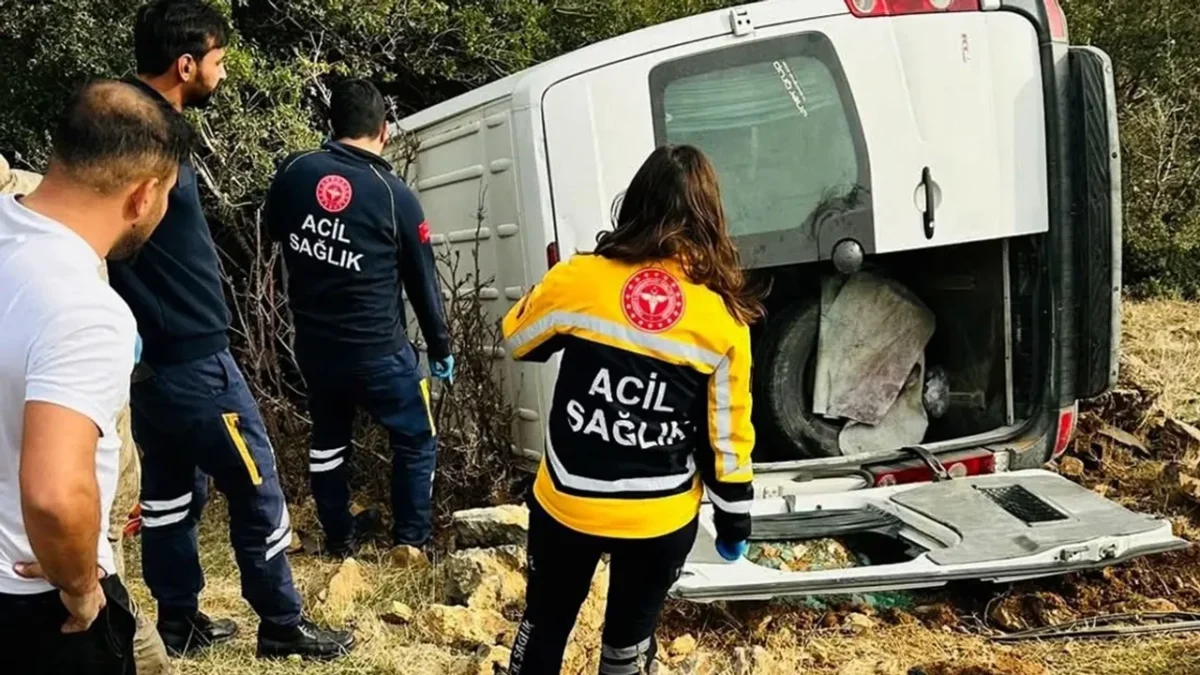 Minibüs şarampole devrildi: Ölü ve yaralılar var!