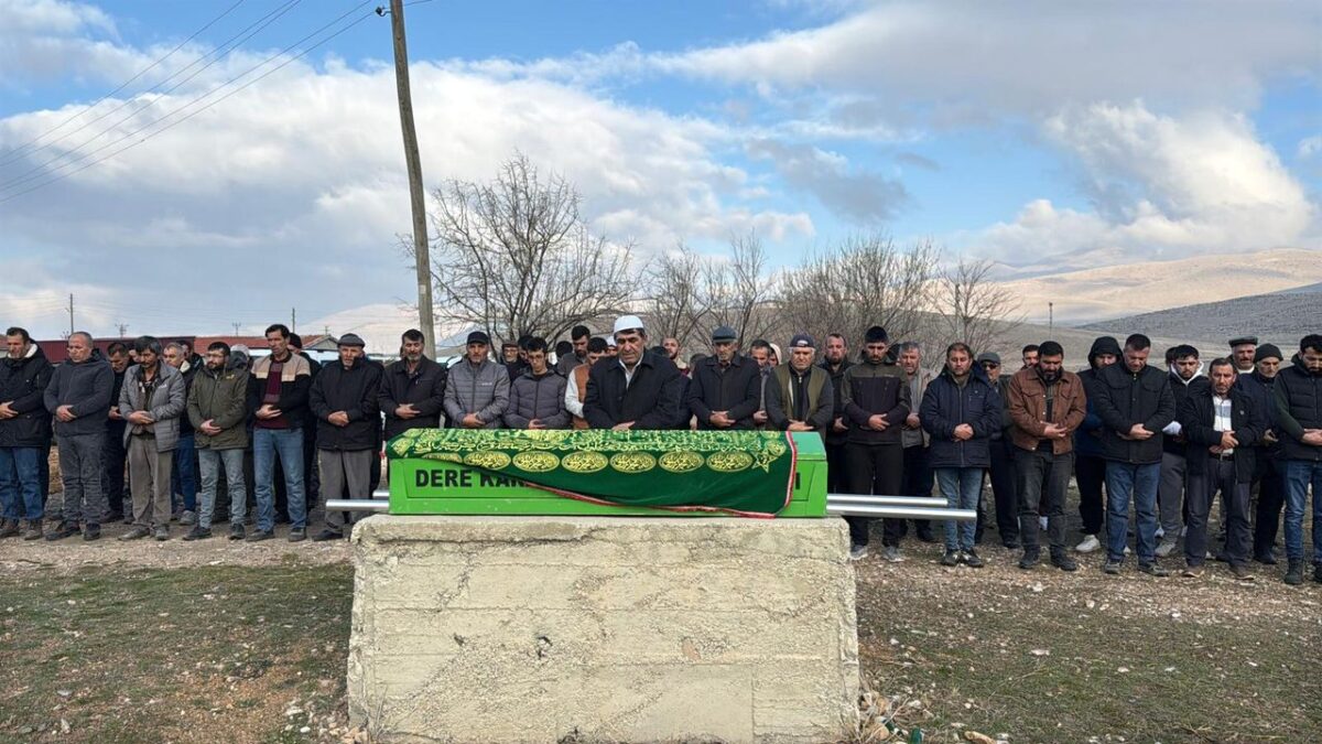 Evinde ölü bulunmuştu… Zihinsel engelli adam son yolculuğuna uğurlandı Evinde ölü bulunmuştu… Zihinsel engelli adam son yolculuğuna uğurlandı