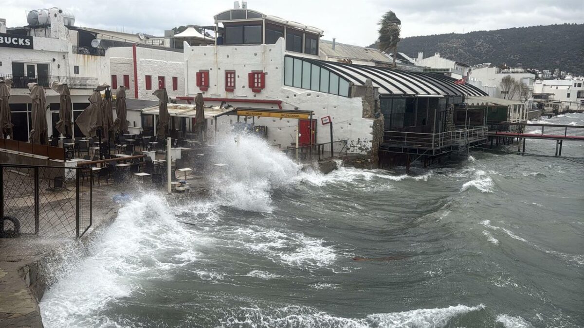 Bodrum’da fırtına: Feribot seferleri iptal edildi Bodrum’da fırtına: Feribot seferleri iptal edildi