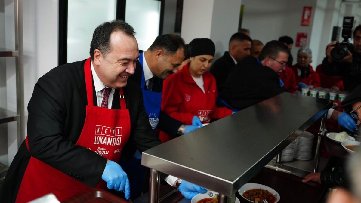 Büyükşehir’den Demirci’de sosyal belediyecilik adımı Büyükşehir’den Demirci’de sosyal belediyecilik adımı