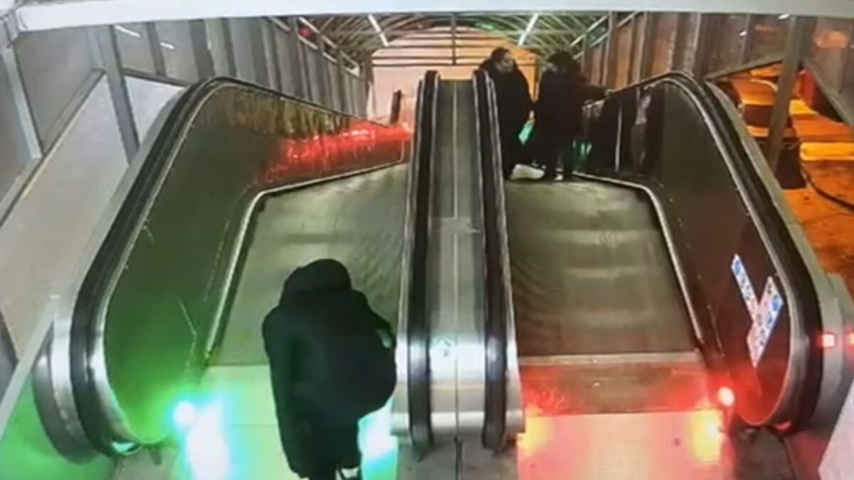 Manisa’da yürüyen merdivenler arızalı sanılıyordu: Gerçek kameradan çıktı