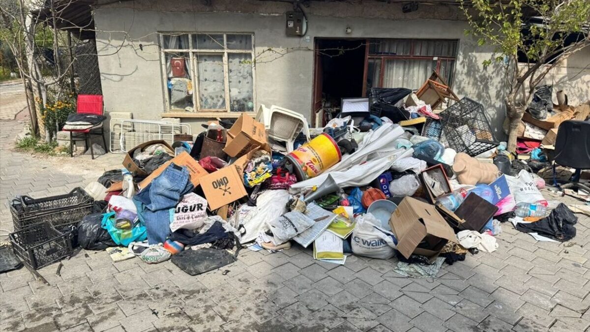 Bir evden 3 kamyon çöp çıkarıldı!