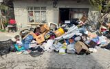 Bir evden 3 kamyon çöp çıkarıldı! Bir evden 3 kamyon çöp çıkarıldı!