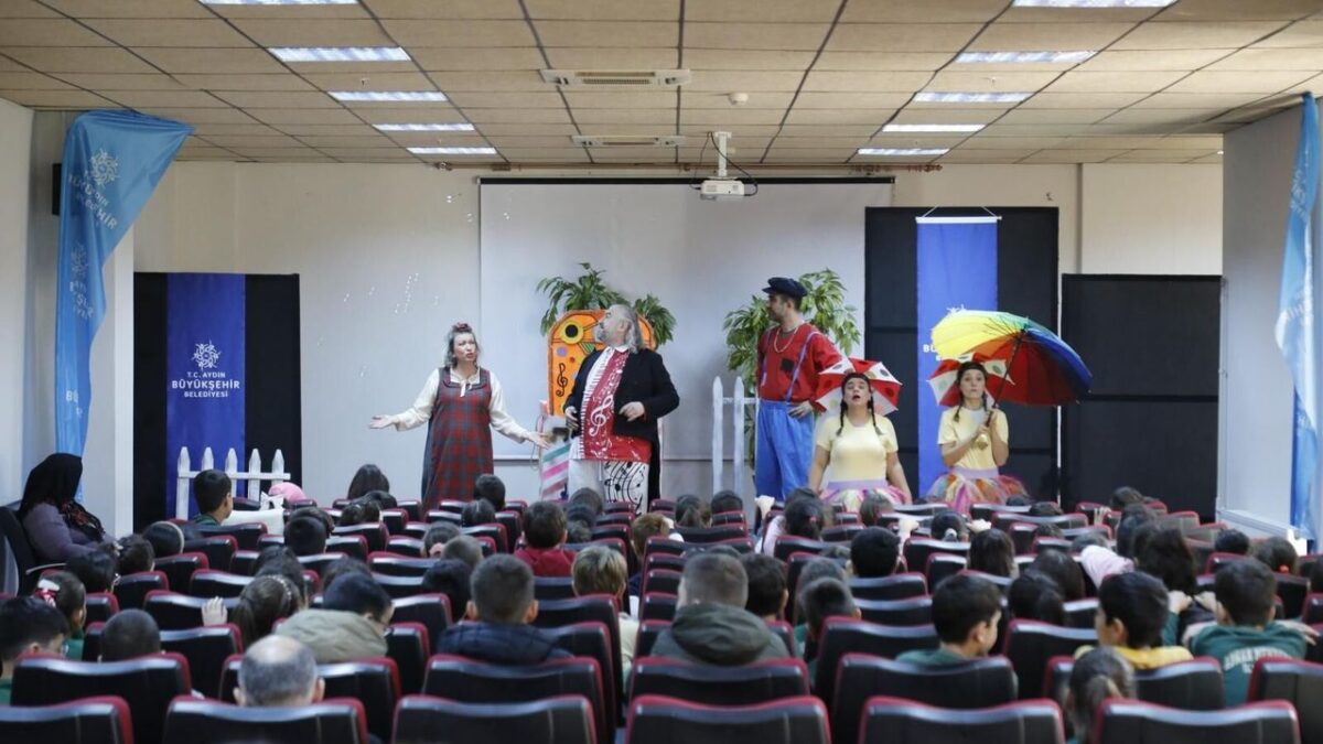 Başkan Çerçioğlu Köşk’te minikleri tiyatroyla buluşturdu
