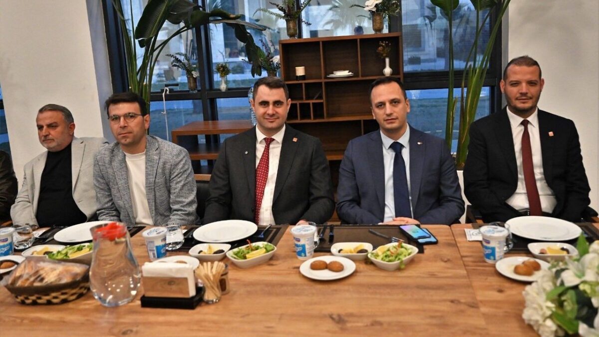 İzmir’deki Trabzonlular iftarda buluştu! İzmir’deki Trabzonlular iftarda buluştu!