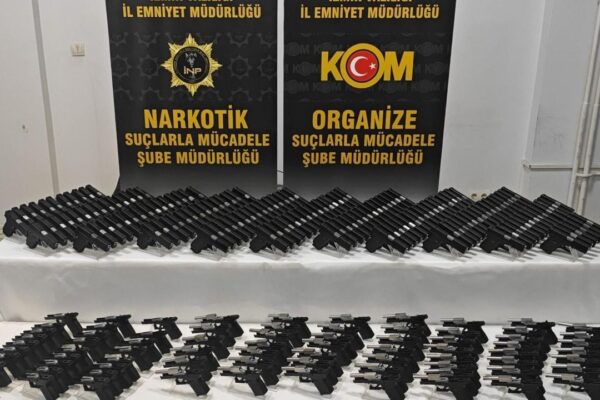 İzmir’de Sahne Alan “Belly Dancer Sıla” Fenomen Ol... İzmir’de Sahne Alan “Belly Dancer Sıla” Fenomen Ol...