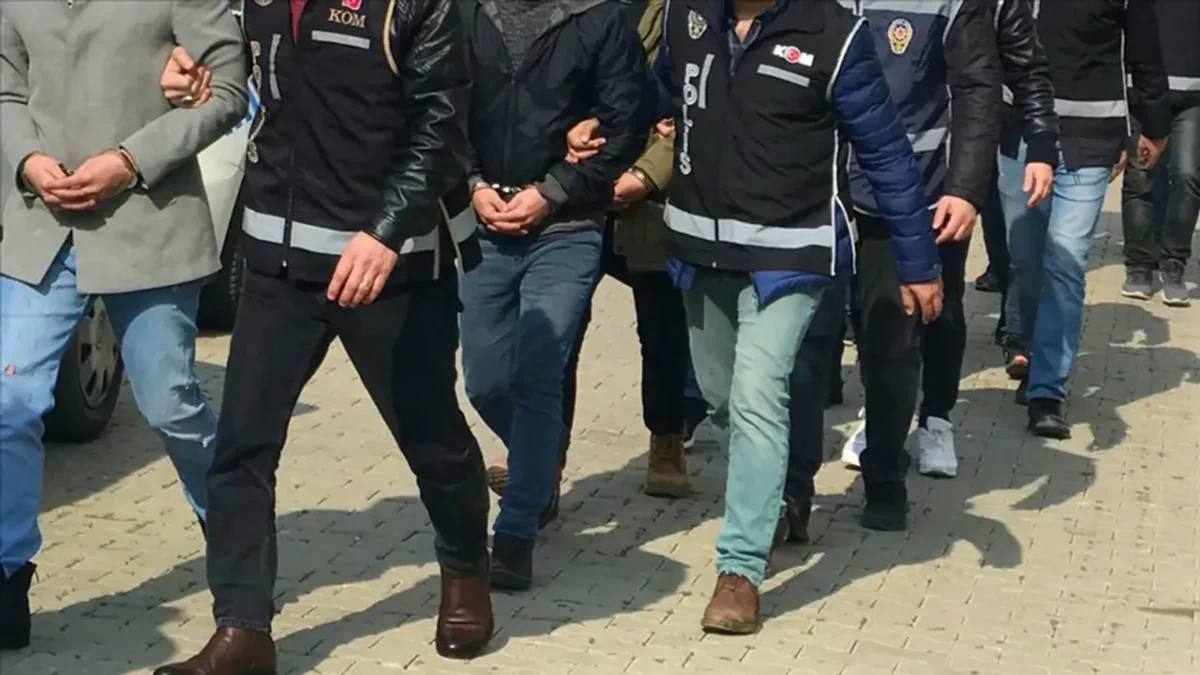 Sopalarla saldırdılar, varil fırlattılar: 4 şüpheli yakalandı Sopalarla saldırdılar, varil fırlattılar: 4 şüpheli yakalandı