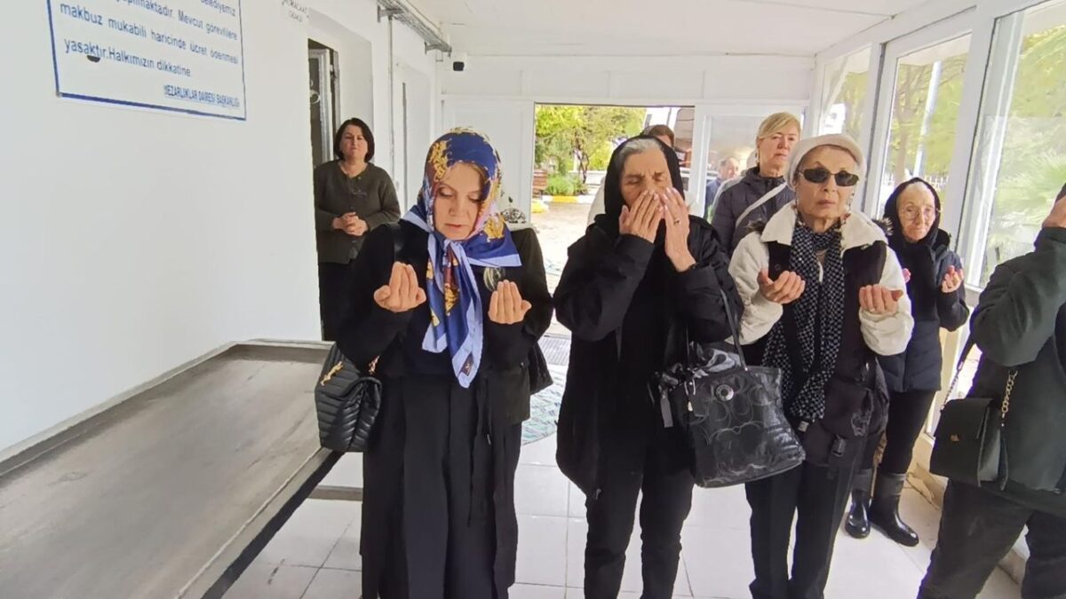 Mehmet Ali Erbil’in acı kaybı: Annesi İzmir’de toprağa verildi