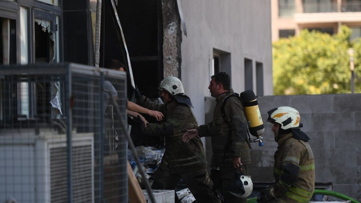 Bornova’da depo yangınına jet müdahale!