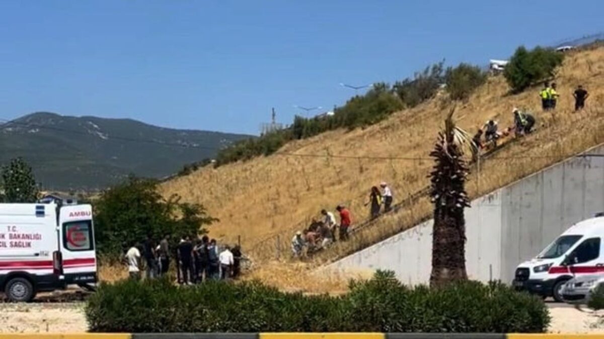 Zincirleme trafik kazası: 2 ölü, 3 yaralı! Zincirleme trafik kazası: 2 ölü, 3 yaralı!