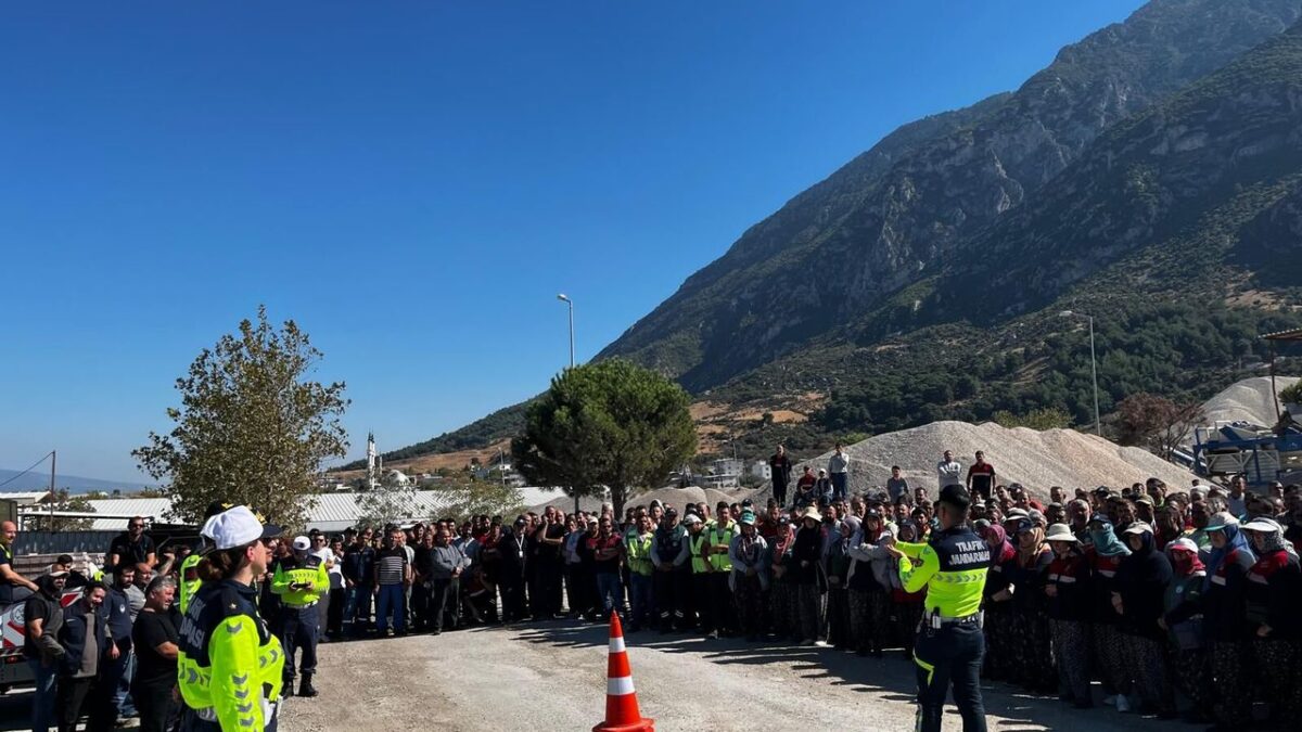 Büyükşehir personeline yol ve cadde çalışmalarında güvenlik eğitimi Büyükşehir personeline yol ve cadde çalışmalarında güvenlik eğitimi