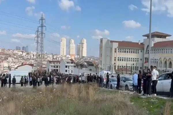 Lisede bıçaklı kavga: 2 öğrenci yaralı Lisede bıçaklı kavga: 2 öğrenci yaralı