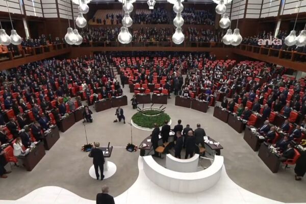 Erdoğan kürsüye gelince YENİ Partililer salonu ter... Erdoğan kürsüye gelince YENİ Partililer salonu ter...